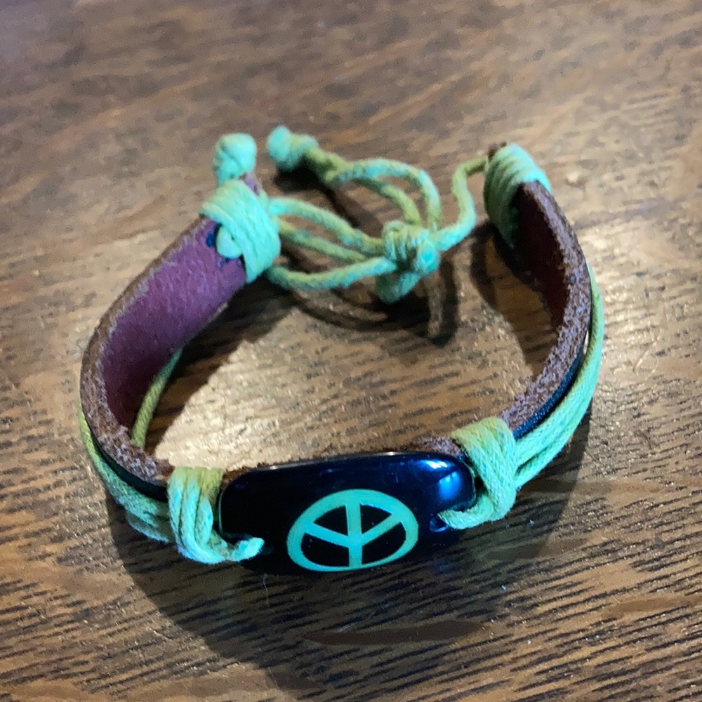 Ladies/girls leather peace sign bracelet, adjustable.